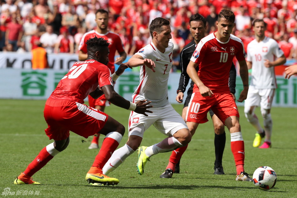 波兰客场不敌瑞士，遭遇失利