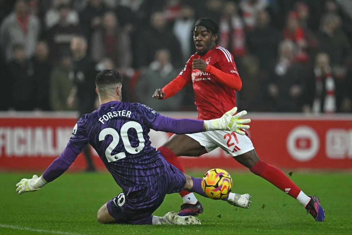 包含孙兴慜五连胜继续领跑积分榜，阿贾克斯主帅陷下课危机！的词条